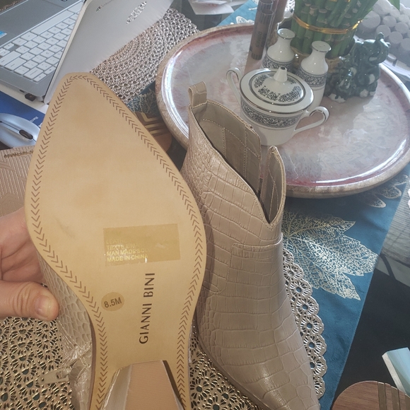 Gianni Bini Crop Leather Booties - Picture 13 of 15